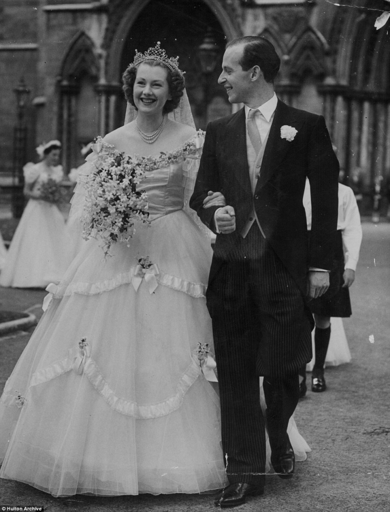 51_3996463200000578-3859566-The_wedding_of_Raine_Spencer_and_Gerald_Legge_Earl_of_Dartmouth_-a-72_1477063061957 (1).jpg