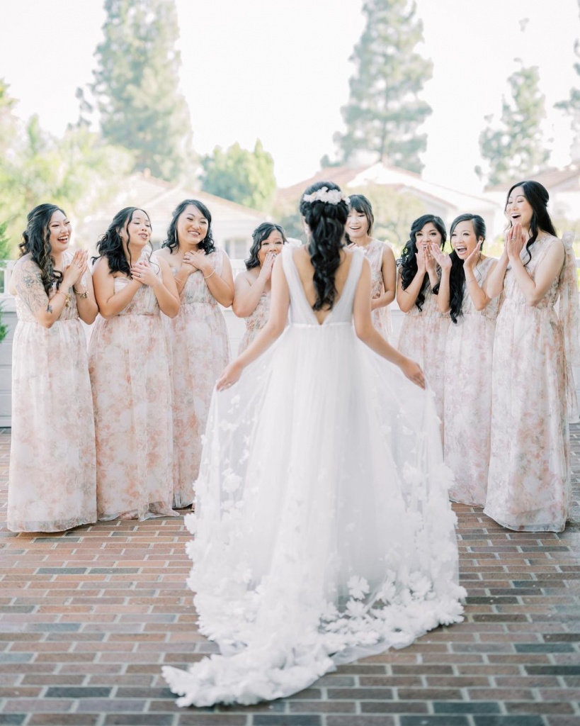Bride and Bridesmaids Photo Ideas Bride and Bridesmaids Photo Ideas photo
