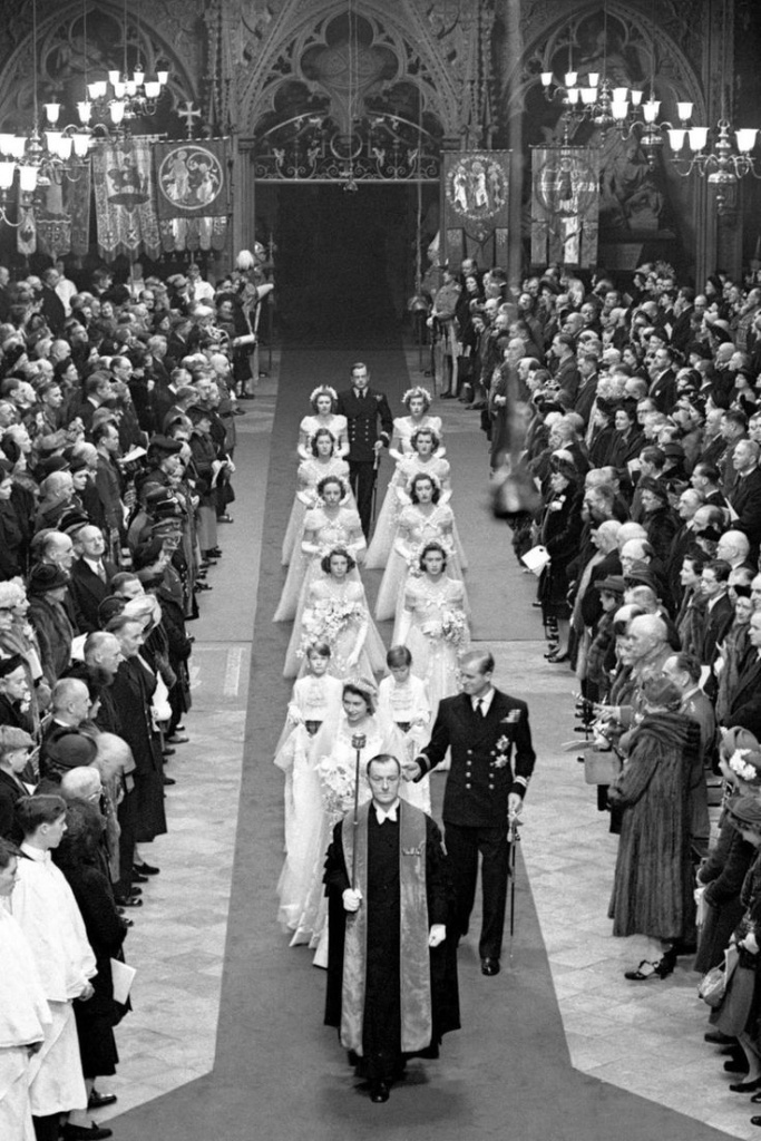 14_Queen Elizabeth's Wedding Tiara Broke Just 2 Hours Before Her Walk Down the Aisle.jpg