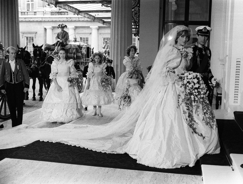 prince-charles-and-princess-diana-return-from-st-pauls-news-photo-1570803499.jpg