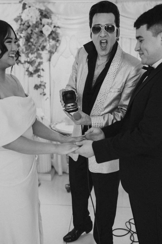 29_Las-Vegas-Elvis-Wedding-_-A-little-White-Wedding-Chapel.jpg
