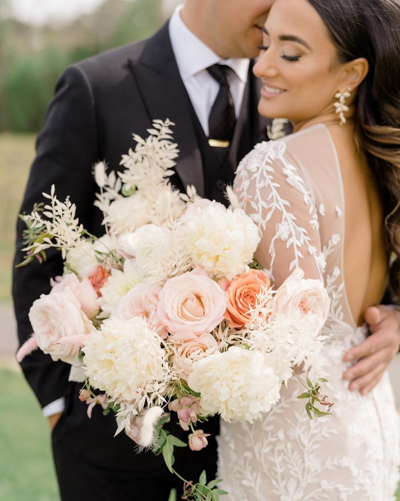 Match the flowers to your wedding style Match the flowers to your wedding style.jpg