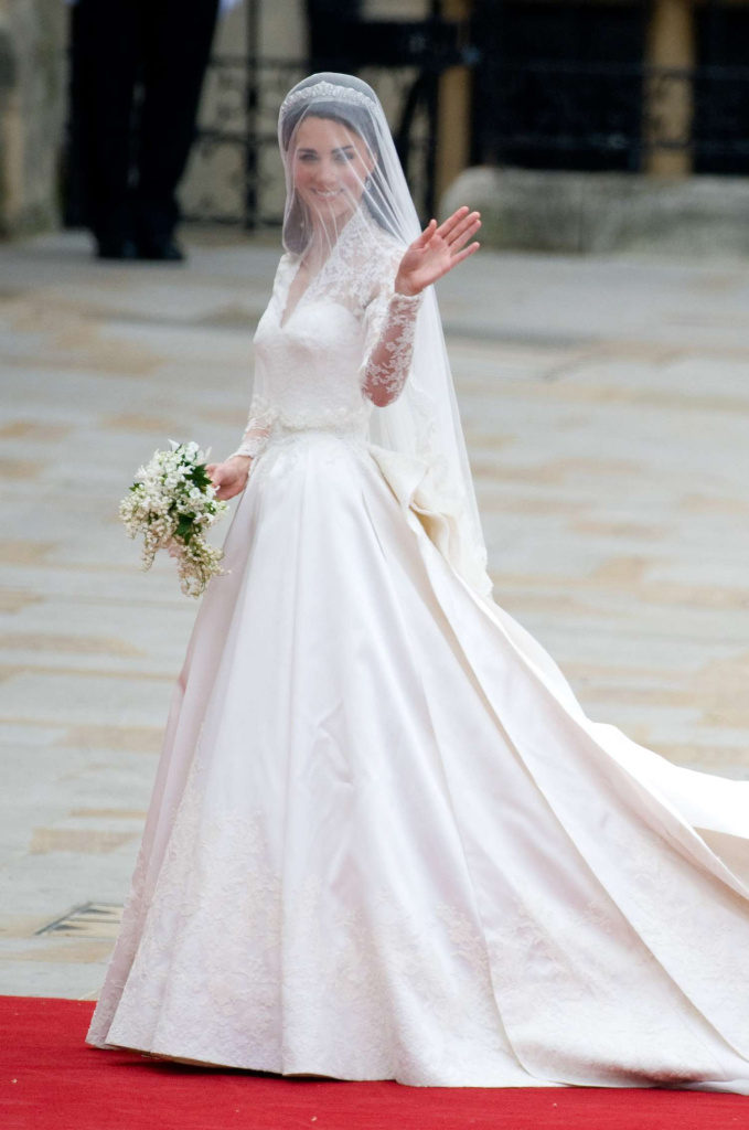 __opt__aboutcom__coeus__resources__content_migration__brides__public__brides-services__production__2018__04__04__5ac4ef4de7de1b33712b56a8_kate-middleton-wedding-gow.jpg