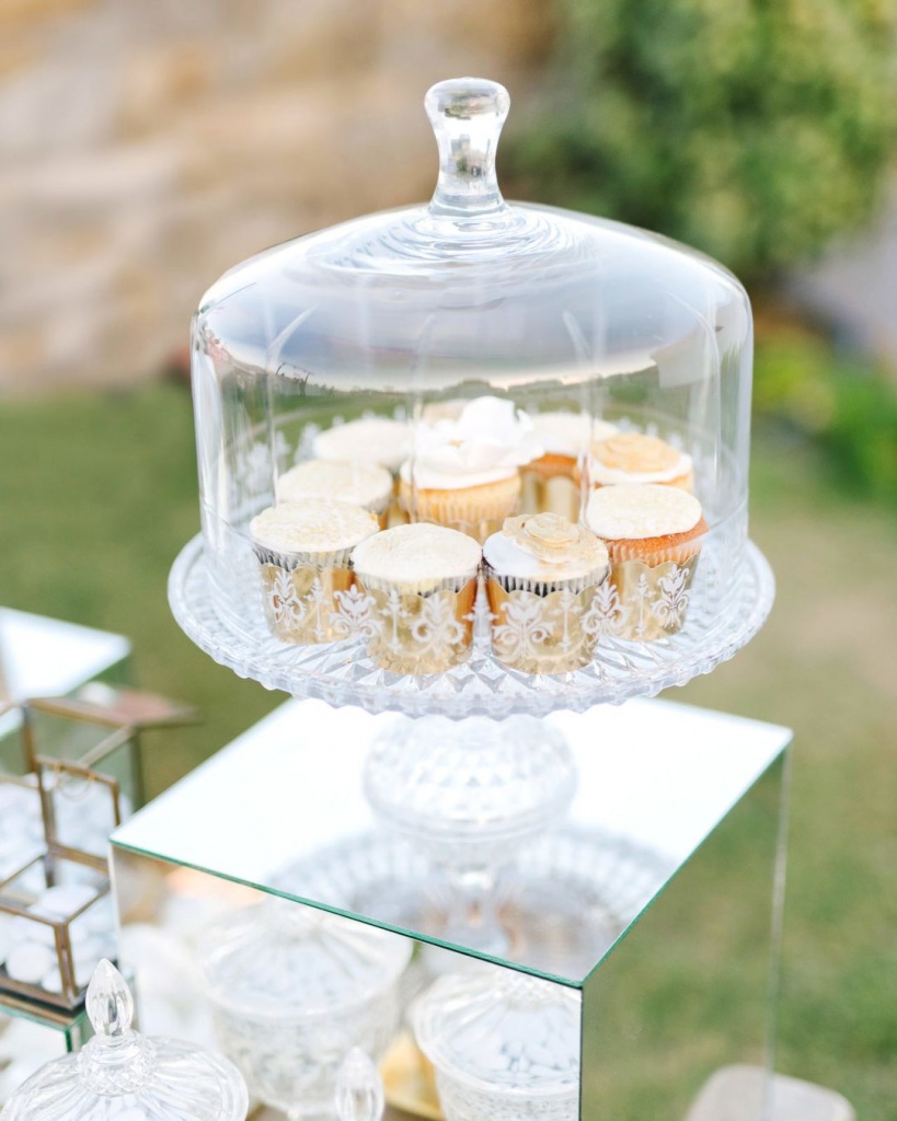 Tower High With Cupcakes or Macarons Tower High With Cupcakes or Macarons