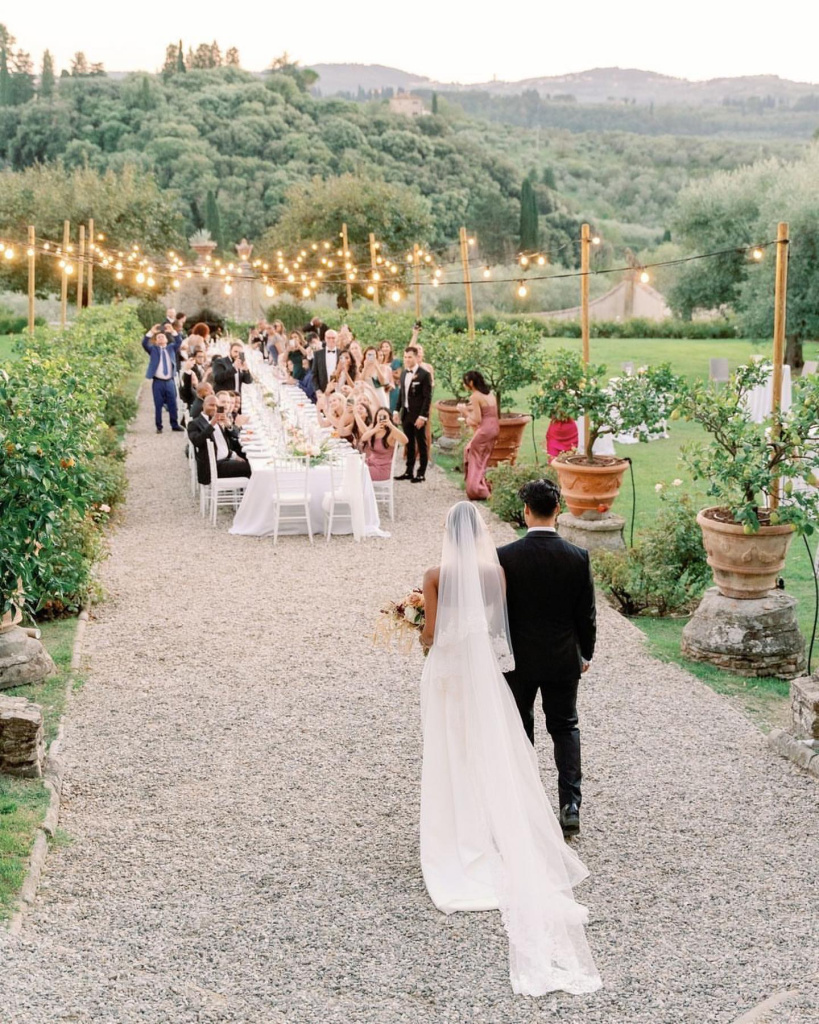 83thedestinationweddings_1695142780_3195411703391323781_3231319000.jpg
