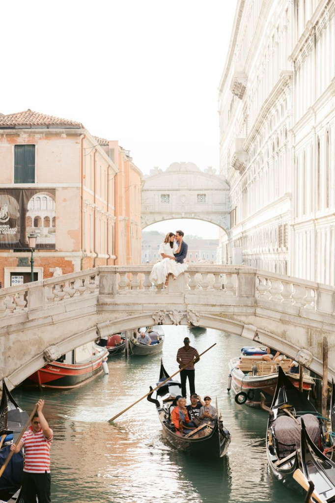 50_14_Best romantic destination wedding in Italy _ Venice couple photography.jpg
