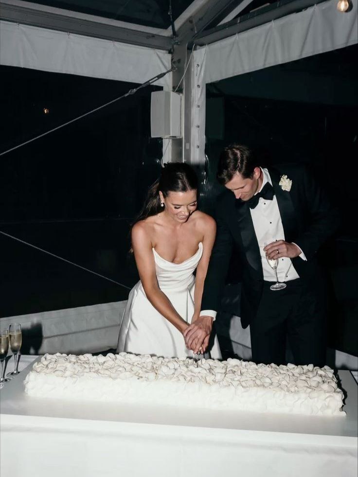 Rectangular Wedding Cakes: 2025 Trend Rectangular Wedding Cakes: 2025 Trend photo