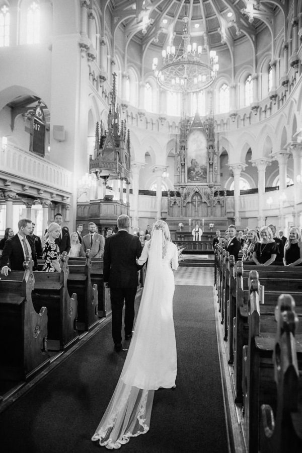 33_036-helsinki-wedding-photographer-Isä-saattaa-tyttärensä-alttarille-johanneksen-kirkossa-600x900.jpg