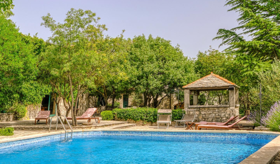 Nono Ban Hotel & Restaurant
